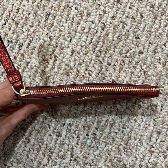 COACH CORNER ZIP WRISTLET (F21070)
METALLIC CURRANT/LIGHT GOLD - Picture 5 of 9